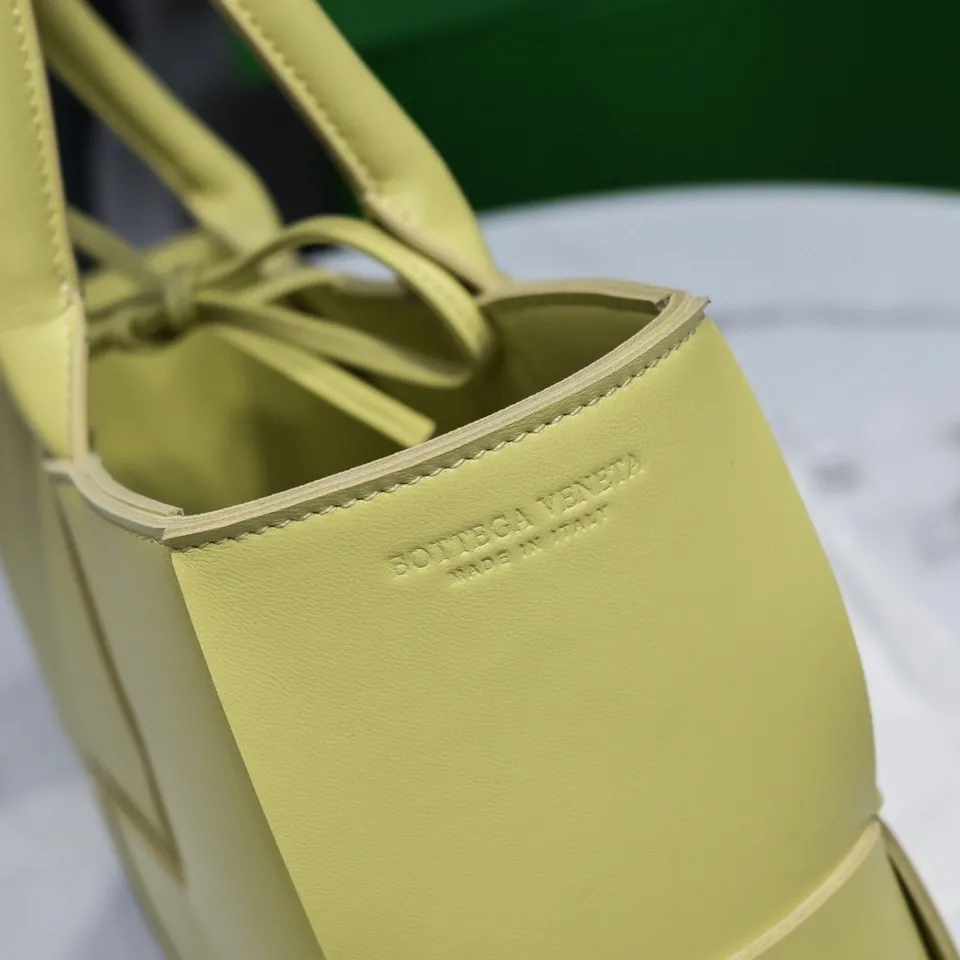 Batch 1760 medium arco, BottegaVeneta# official website latest sheepskin with inner sheepskin SLIP tote handbag, and the logo has been changed to the side panel😍The oversized woven design really makes it a huge gap from ordinary tote bags🔗🔗Different color combinations inside and outside ⛓Daniel Lee leads the brand's DNA to continue to evolve with fresh inspiration🧬🧬showing a balanced style of luxury and reality👉: 30*20*12 Model: 9893#